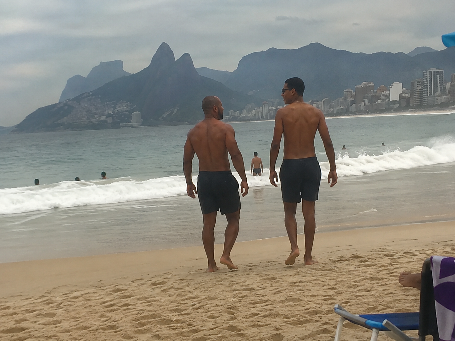 José Augusto e o Rafael caminhando na praia